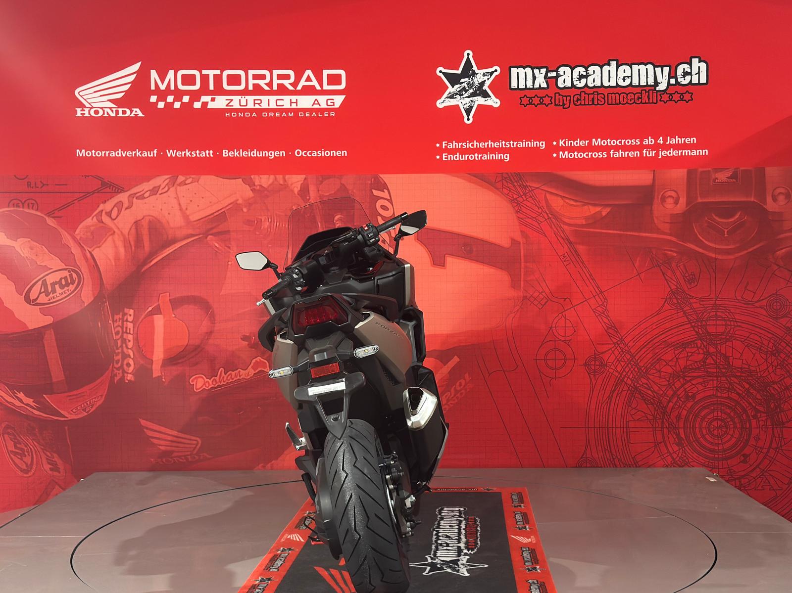 HONDA FORZA 750*Modell 2026**Neufahrzeug**Matte Warm Ash Metallic**Jetzt reservieren möglich-showroom-element-2