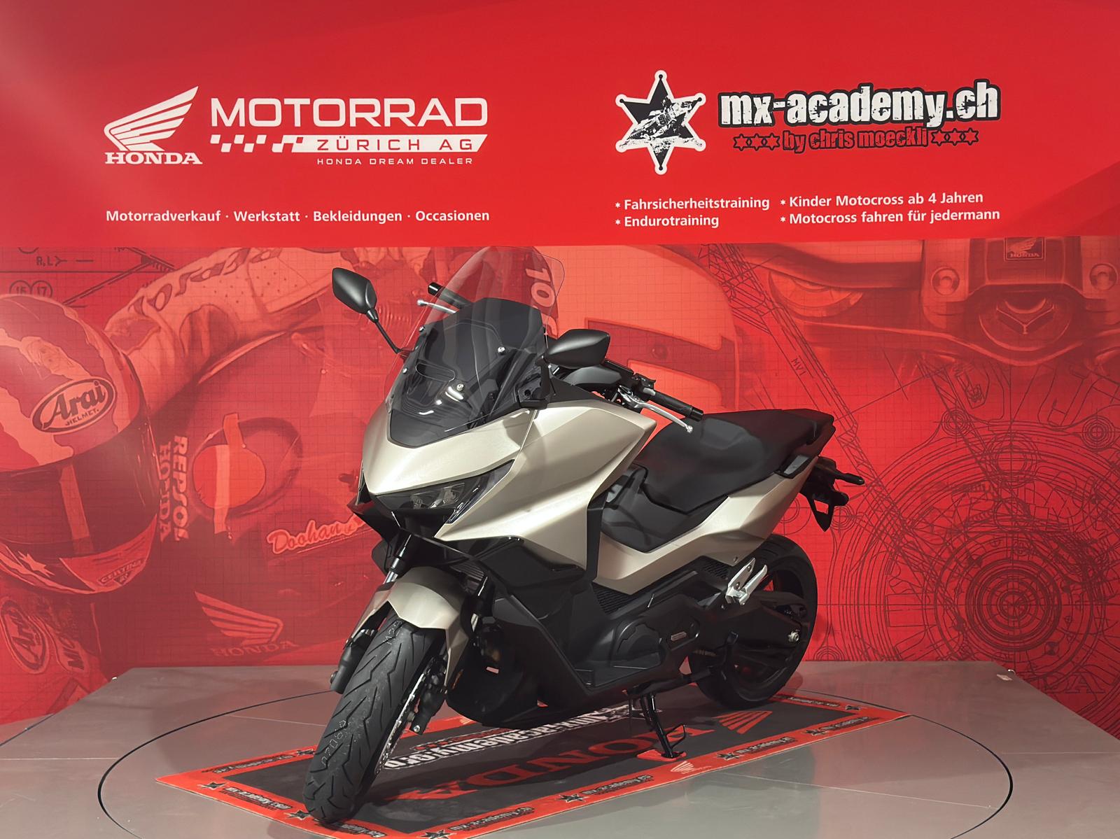 HONDA FORZA 750*Modell 2026**Neufahrzeug**Matte Warm Ash Metallic**Jetzt reservieren möglich-showroom-element-3