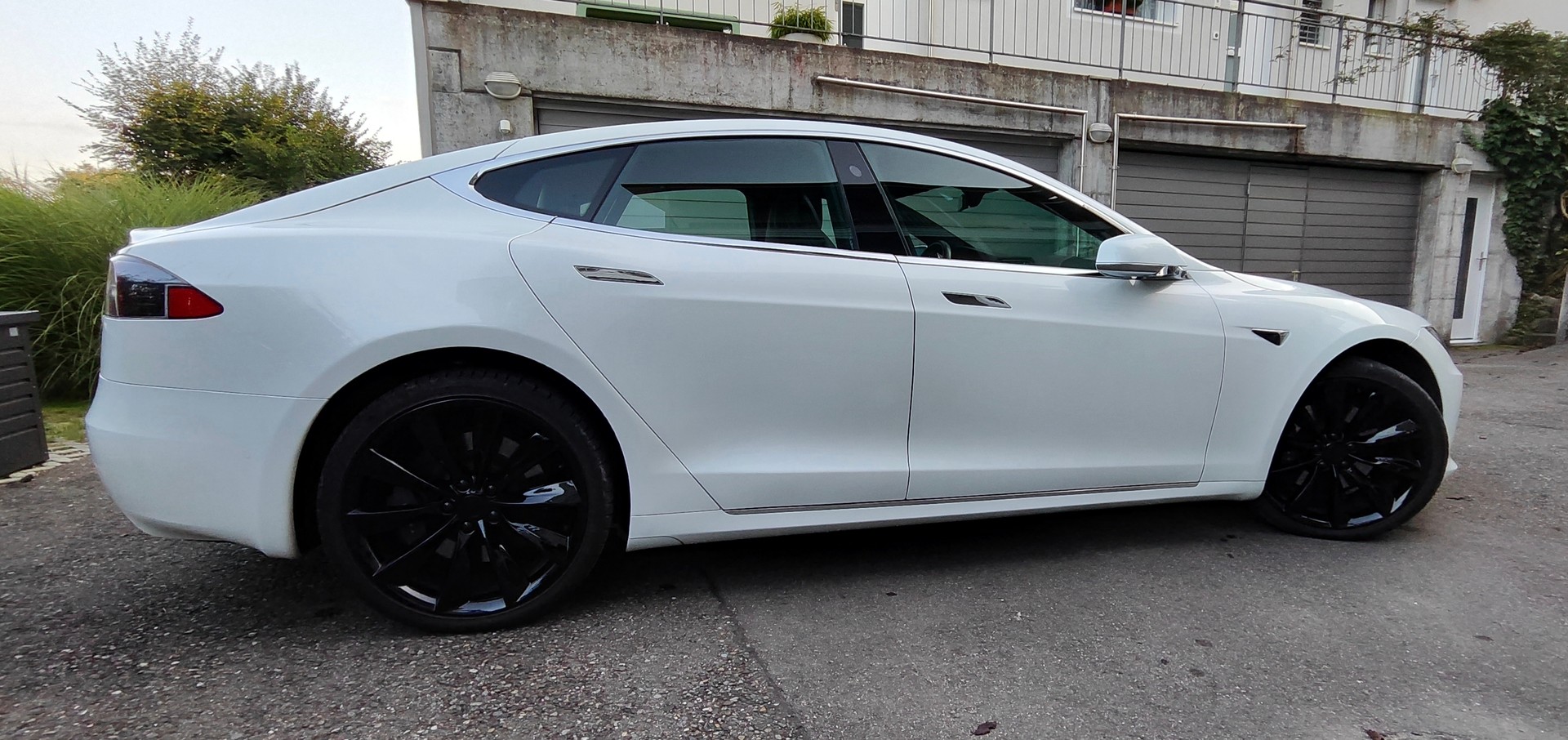 TESLA Model S 100 D-image-2