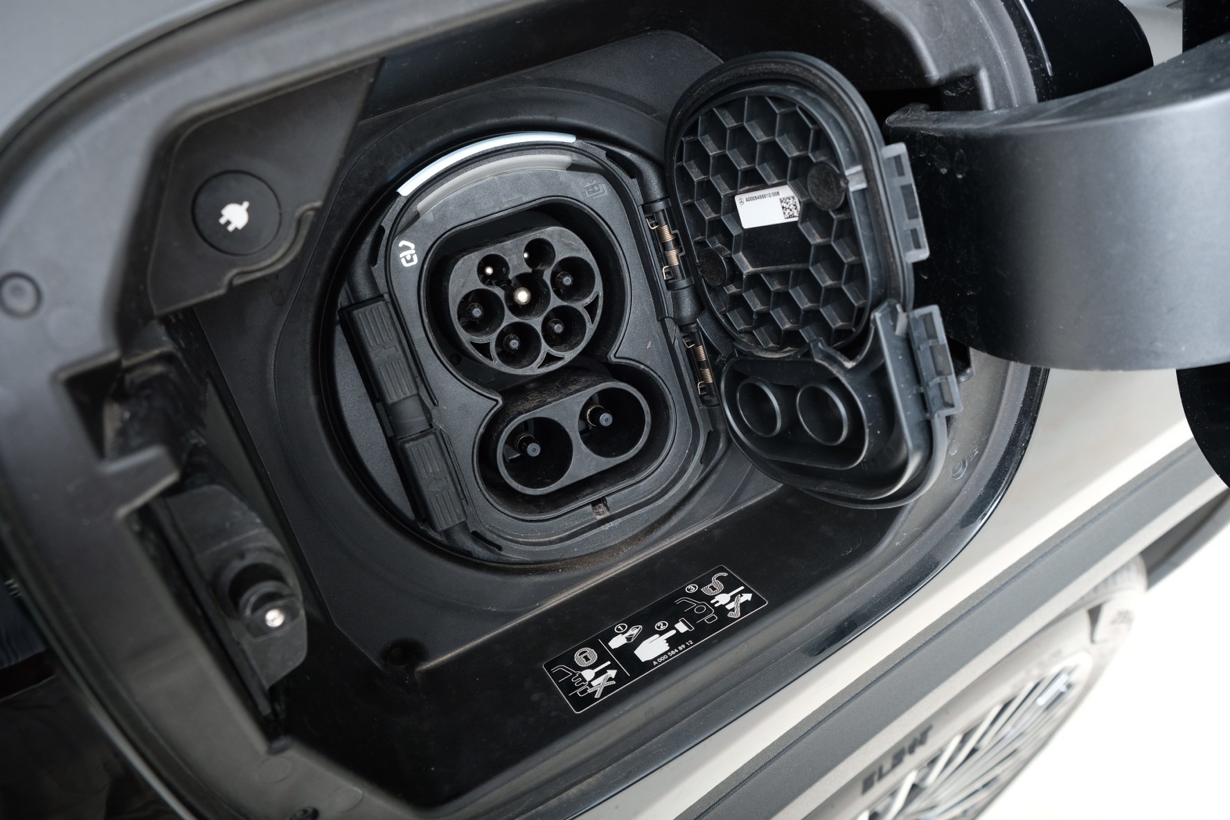 MERCEDES-BENZ EQA 300 AMG Line 4Matic-image-14