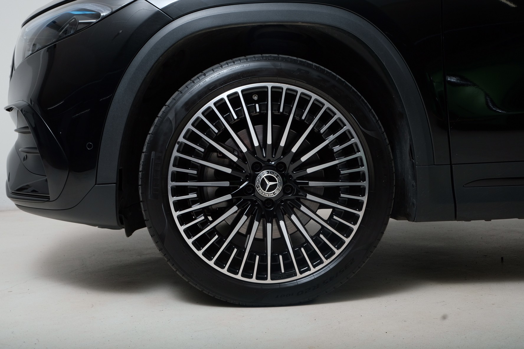 MERCEDES-BENZ EQA 300 AMG Line 4Matic-image-2