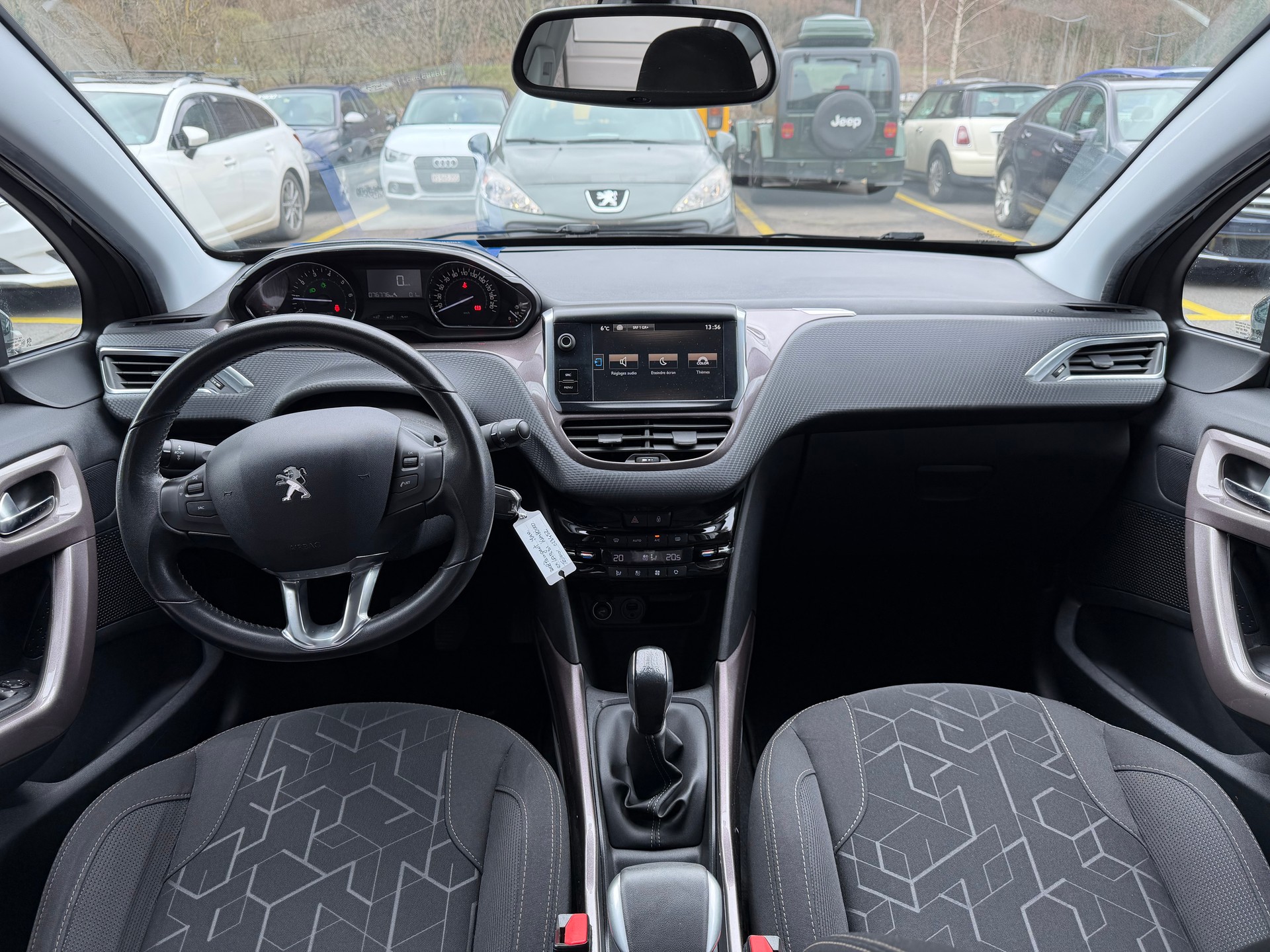 PEUGEOT 2008 1.2 VTI Style-image-4
