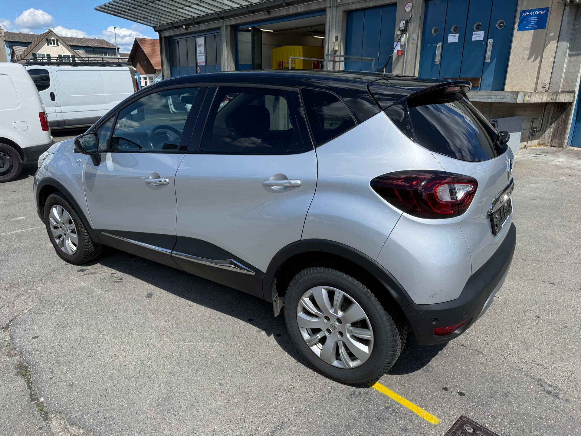 RENAULT Captur 1.2 T 16V 90th Anniversary EDC-image-3
