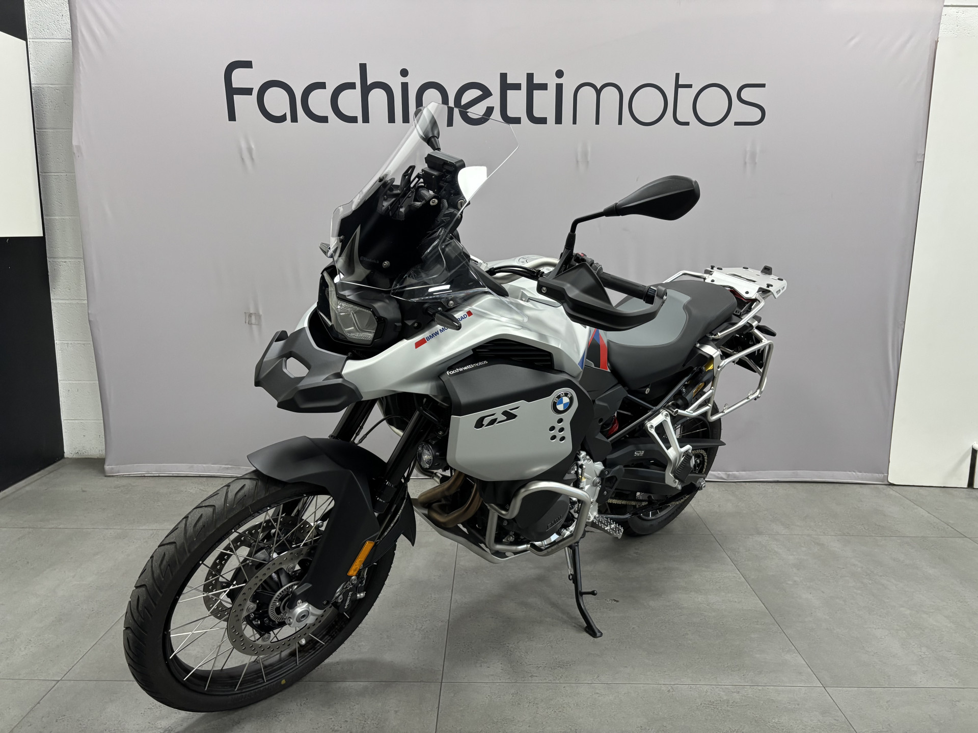 BMW F 900 GS Adventure-showroom-element-2