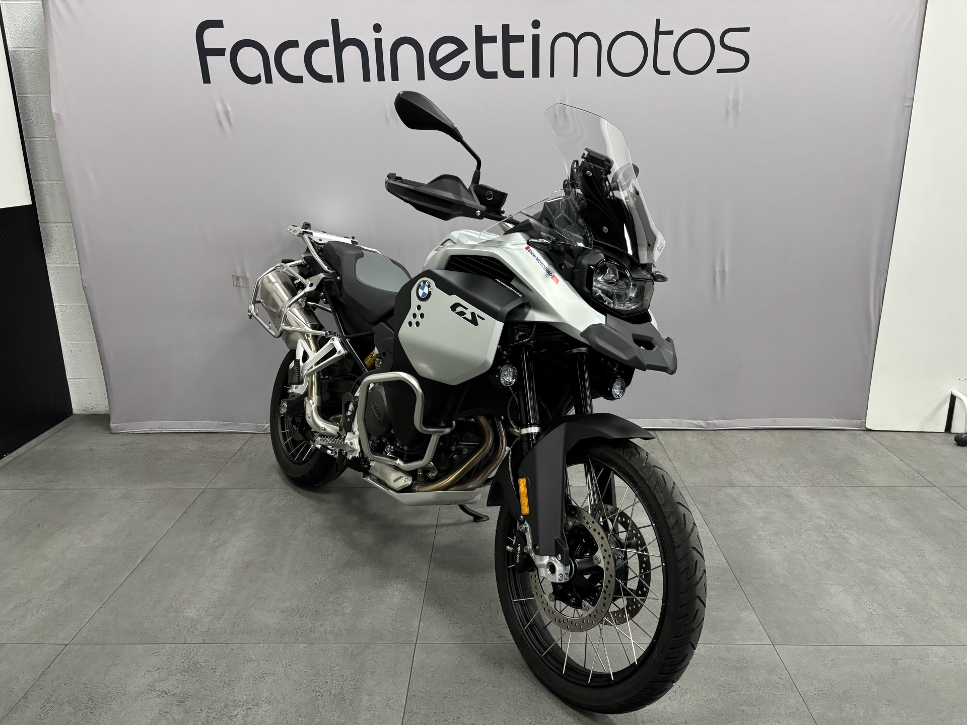 BMW F 900 GS Adventure-showroom-element-1