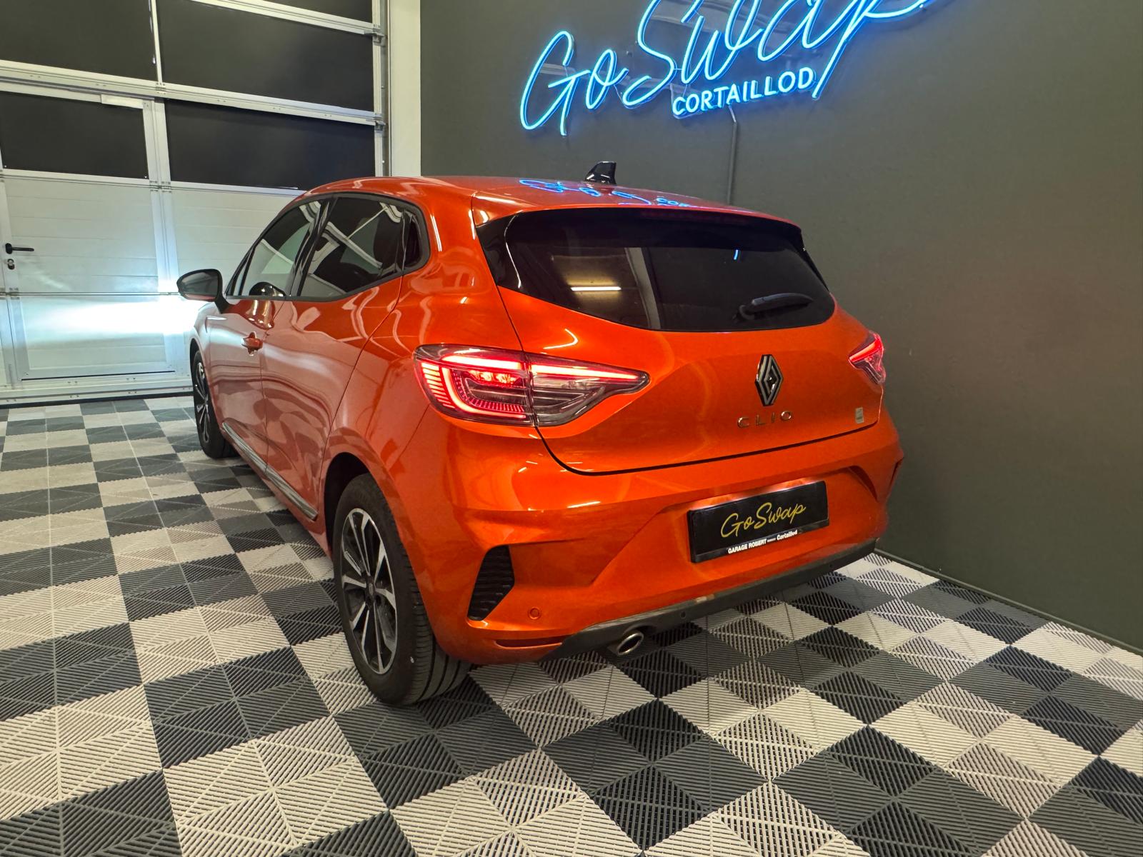 RENAULT Clio 1.0 Techno-showroom-element-3