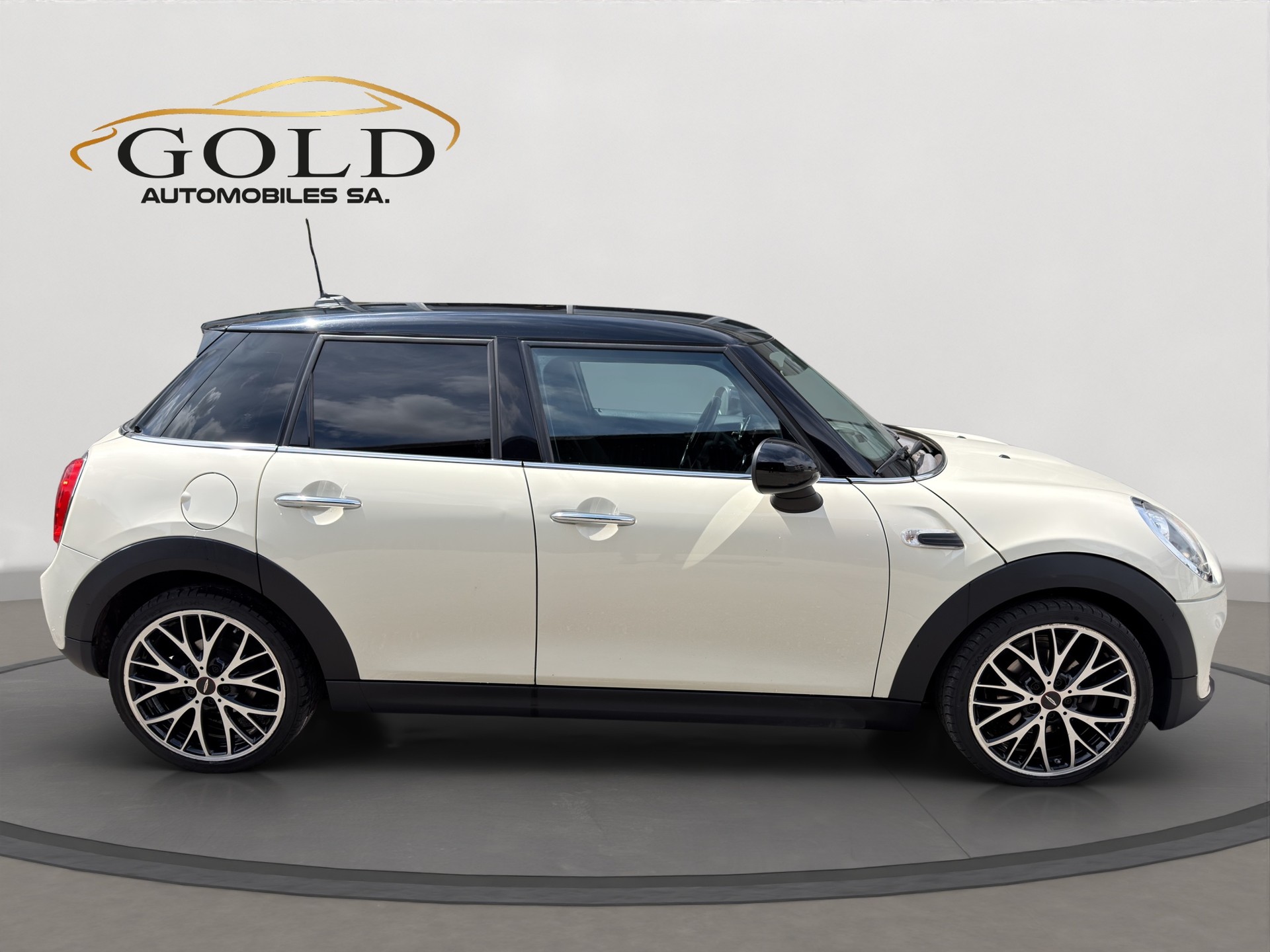 MINI Cooper Classic Edition-image-12