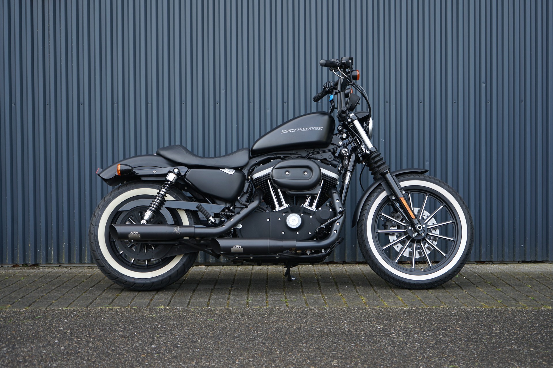 HARLEY-DAVIDSON XL 883 N Sportster Iron