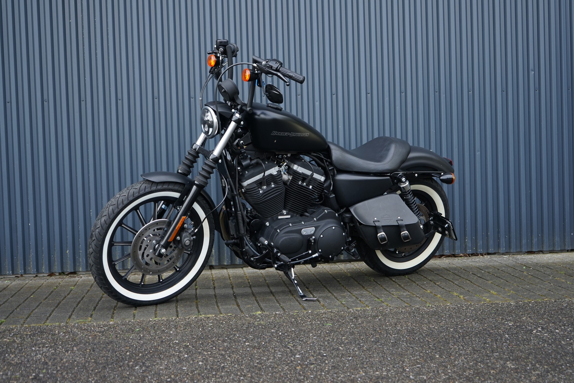 HARLEY-DAVIDSON XL 883 N Sportster Iron-showroom-element-1