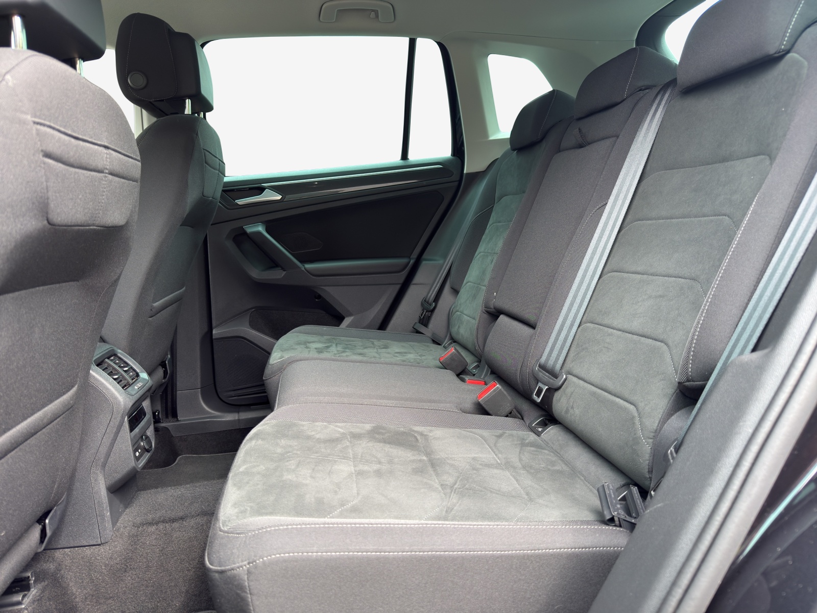 VW Tiguan 2.0TSI Elegance 4Motion DSG-image-11