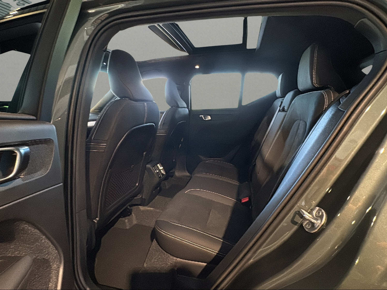 VOLVO XC40 B3 Benzin Mild Hybrid Plus Dark DCT-image-6