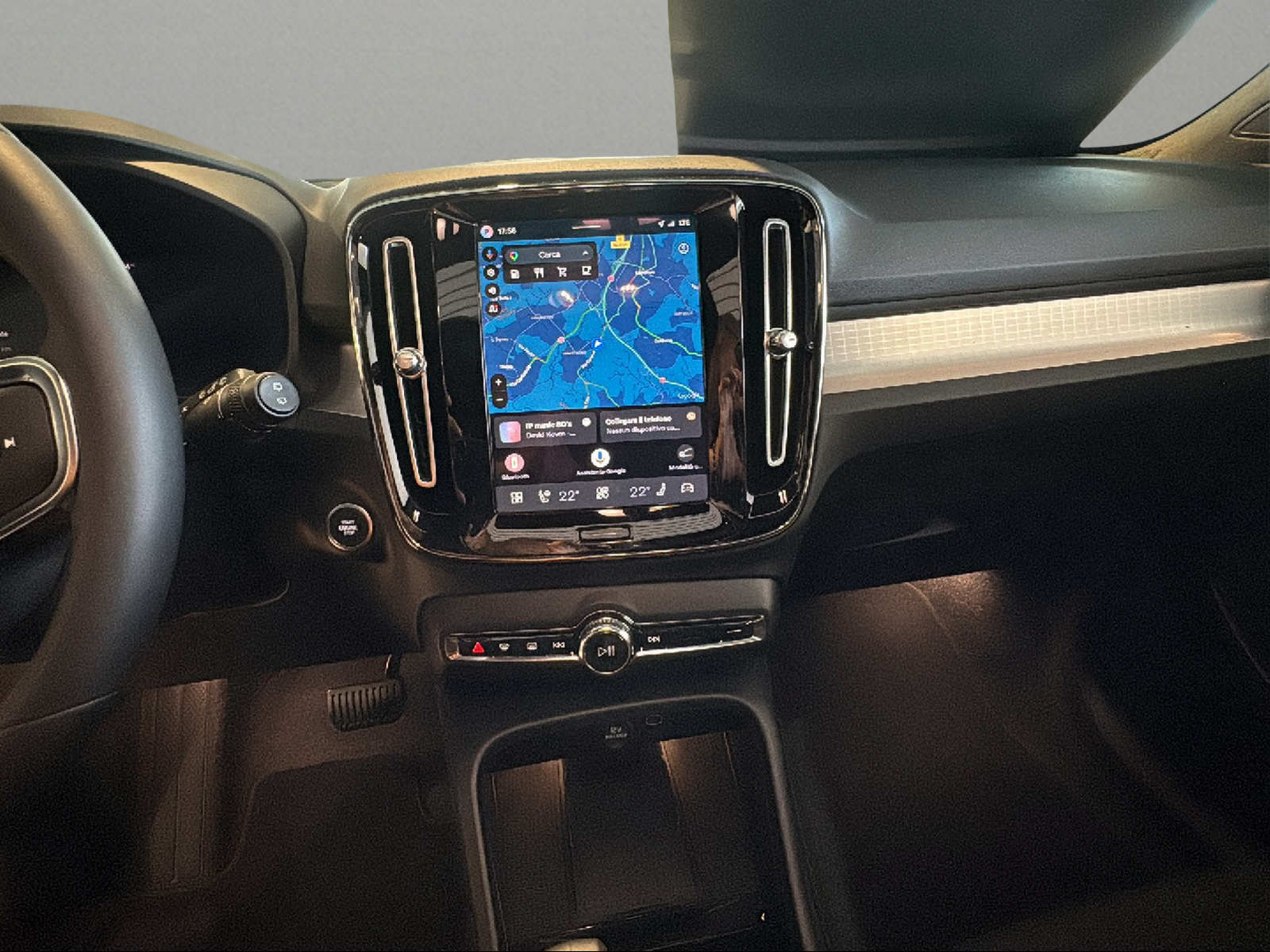 VOLVO XC40 B3 Benzin Mild Hybrid Plus Dark DCT-image-5