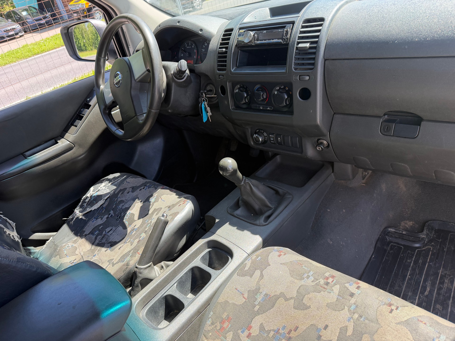 NISSAN Navara Double Cab SE 2.5 dCi 4WD-image-2