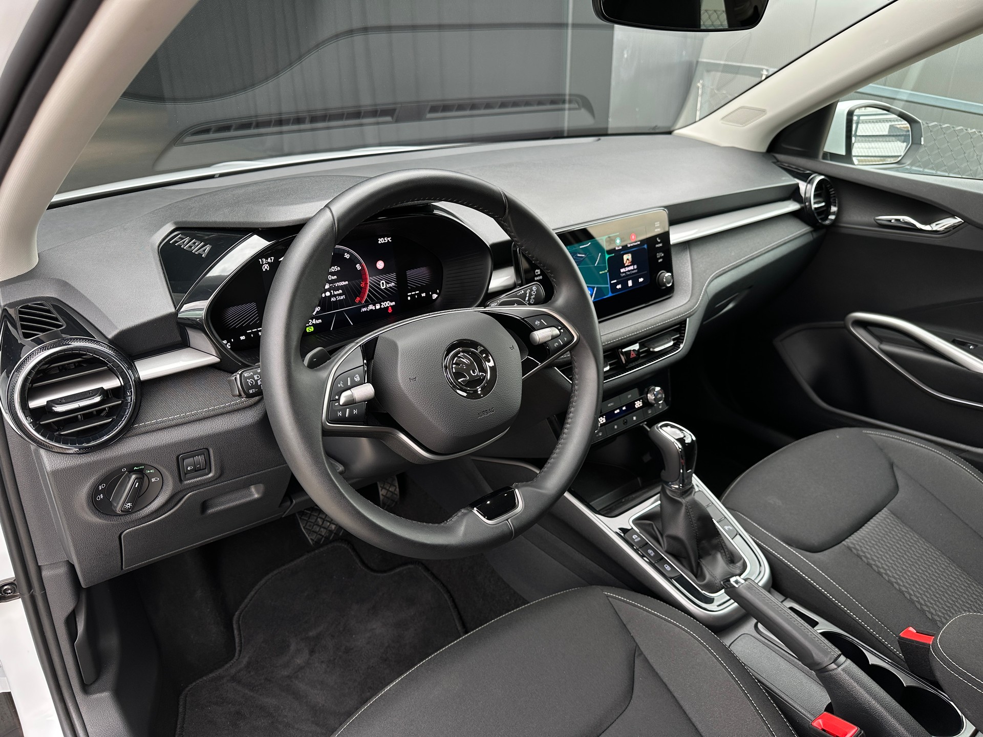 SKODA Fabia 1.0 TSI Top Selection DSG-image-12