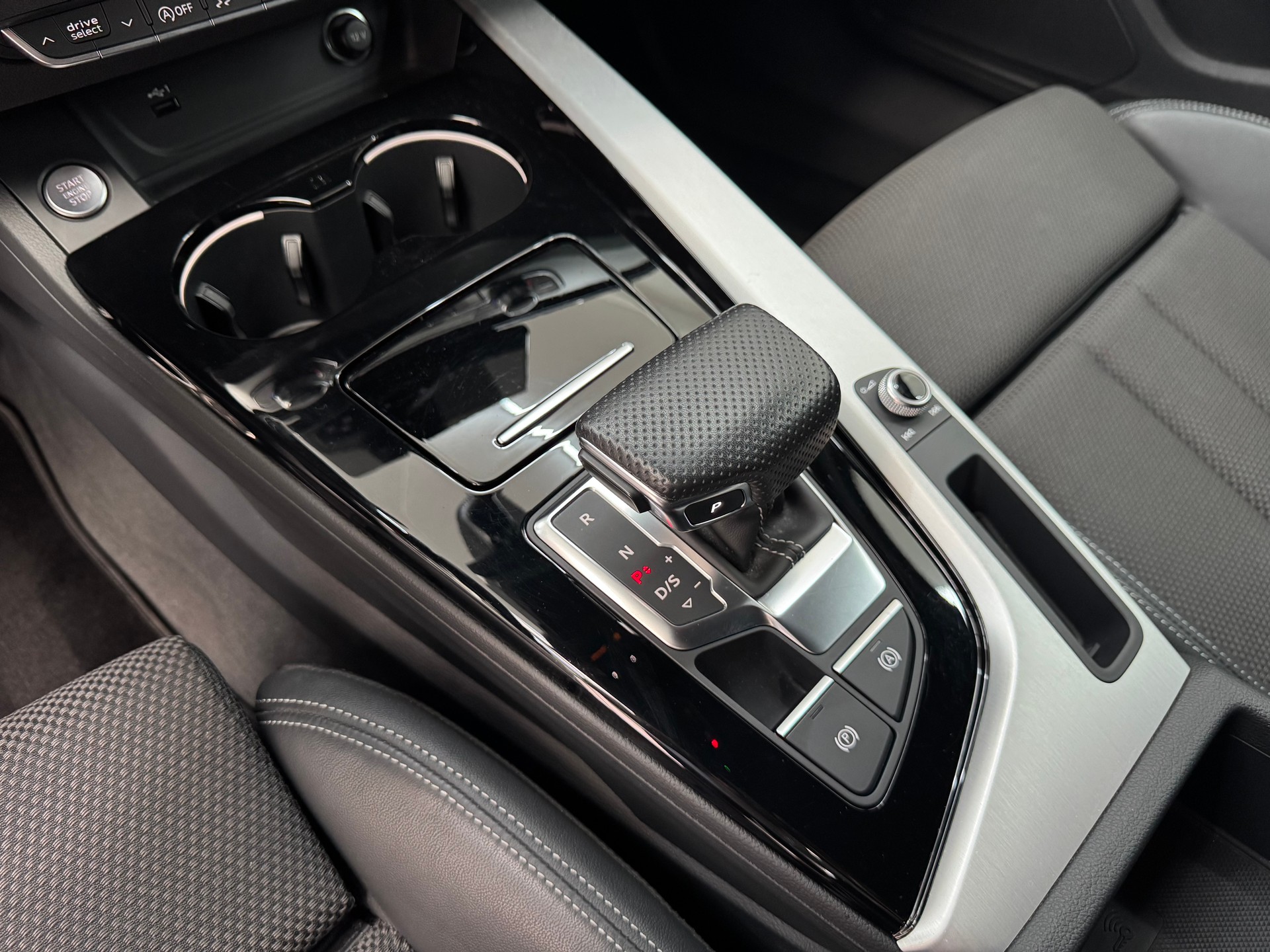 AUDI A4 Avant 40 TFSI S line S-tronic quattro-image-13