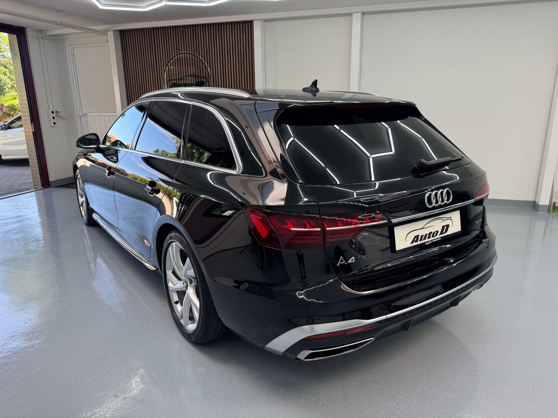 AUDI A4 Avant 40 TFSI S line S-tronic quattro-image-3