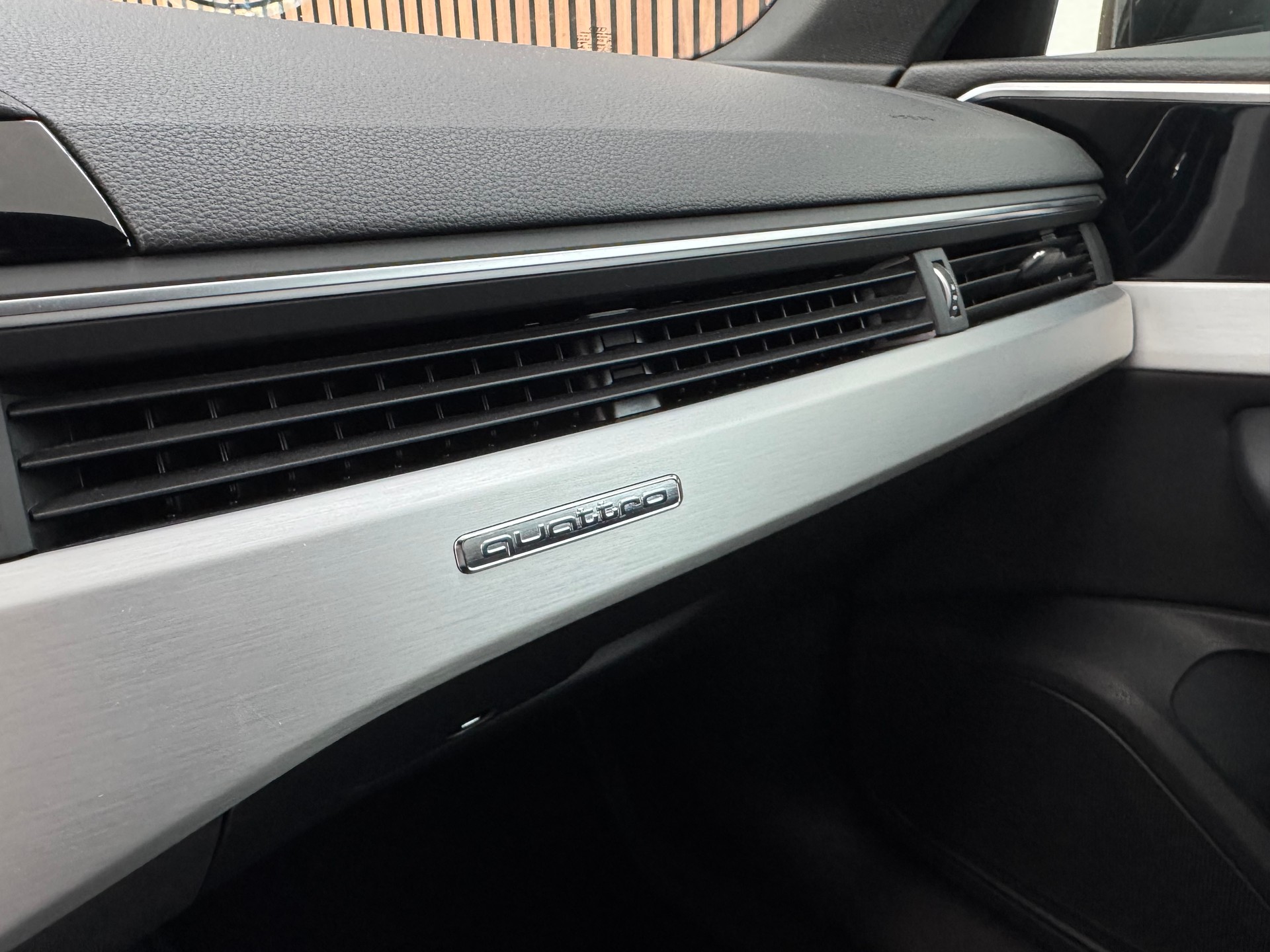 AUDI A4 Avant 40 TFSI S line S-tronic quattro-image-17