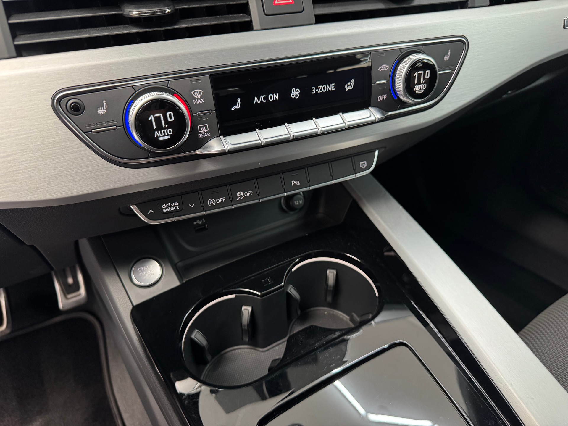 AUDI A4 Avant 40 TFSI S line S-tronic quattro-image-12