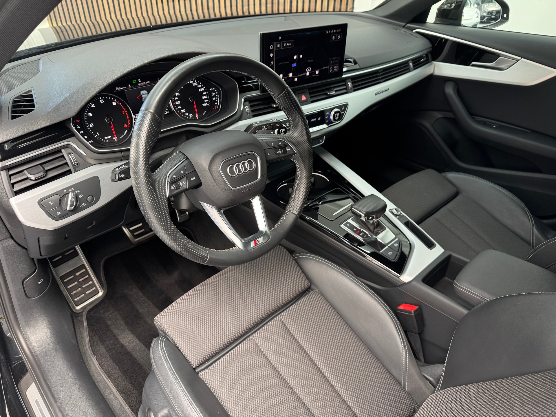 AUDI A4 Avant 40 TFSI S line S-tronic quattro-image-9
