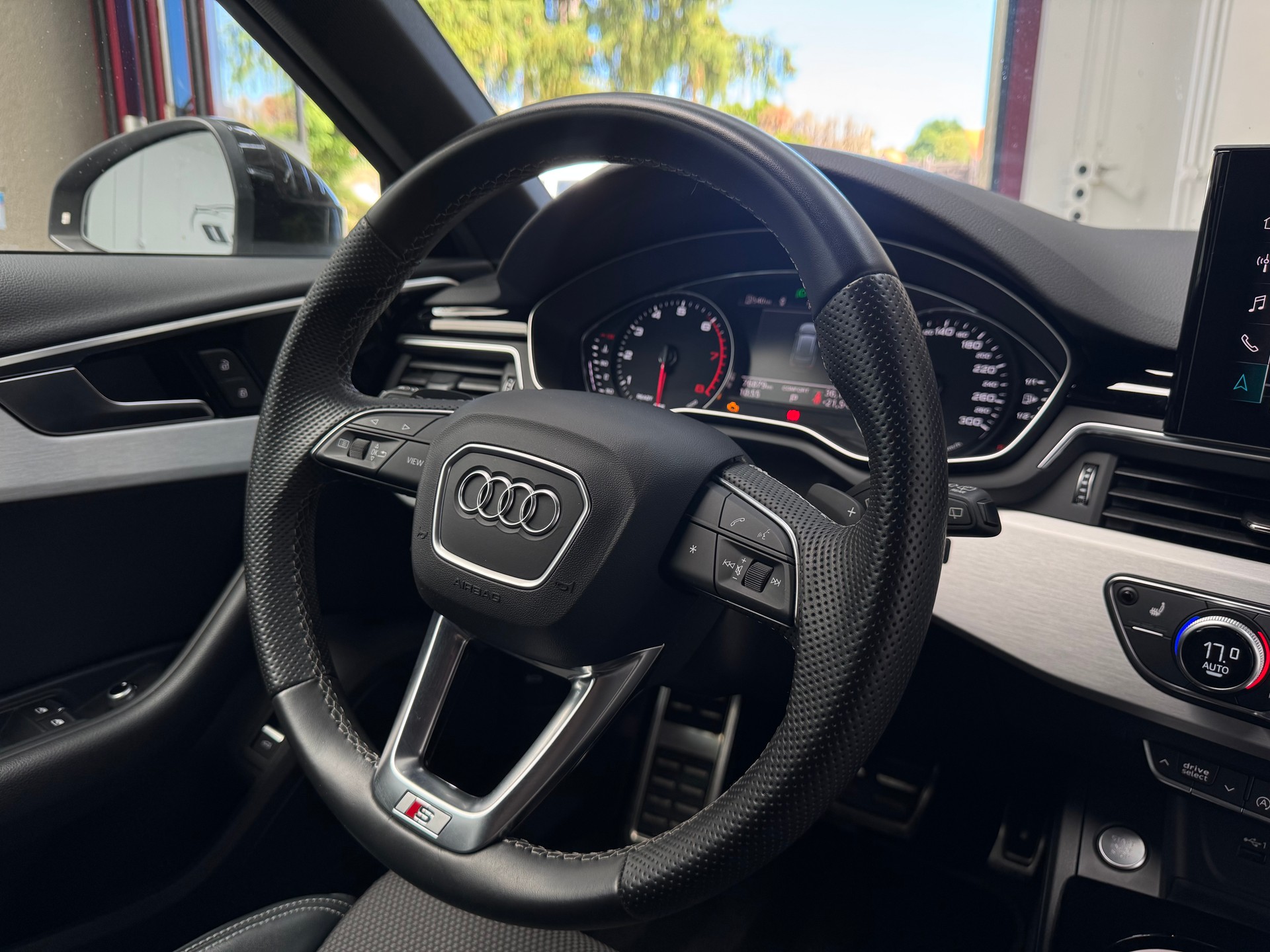 AUDI A4 Avant 40 TFSI S line S-tronic quattro-image-15
