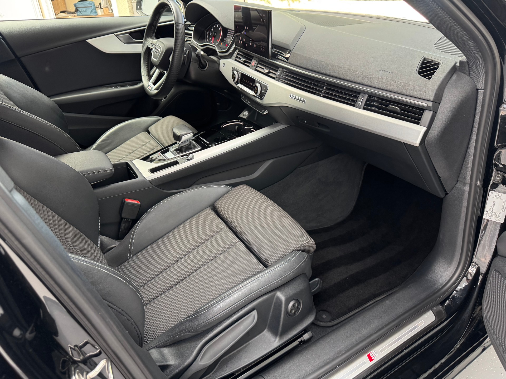 AUDI A4 Avant 40 TFSI S line S-tronic quattro-image-16