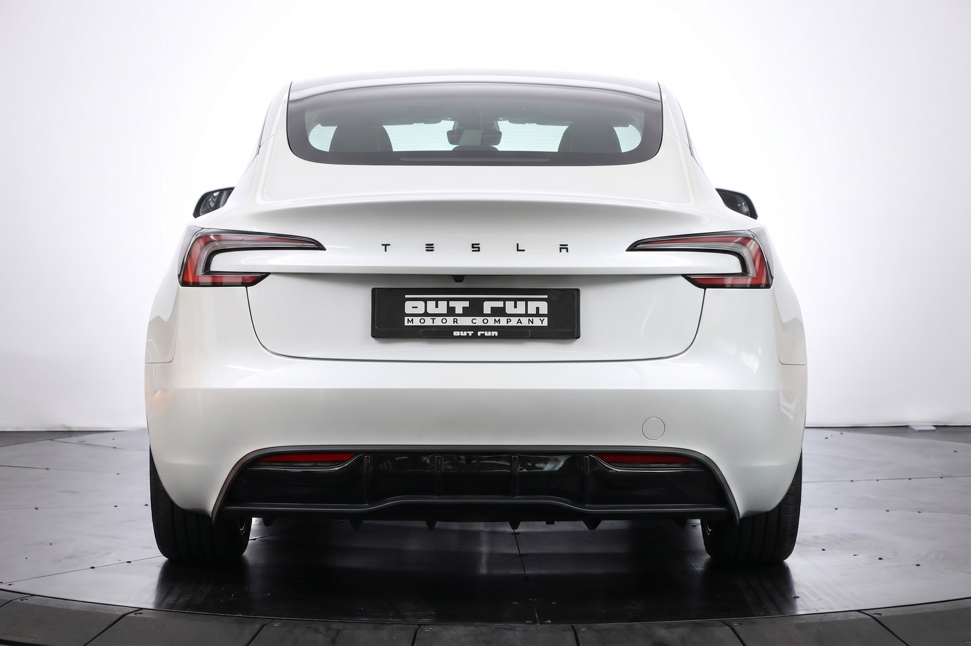 TESLA Model 3 Long Range Dual Motor AWD-showroom-element-2