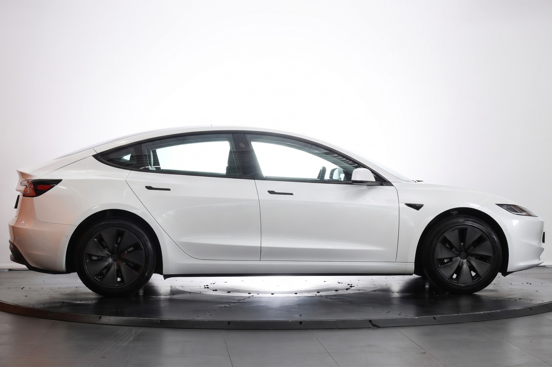 TESLA Model 3 Long Range Dual Motor AWD-showroom-element-3