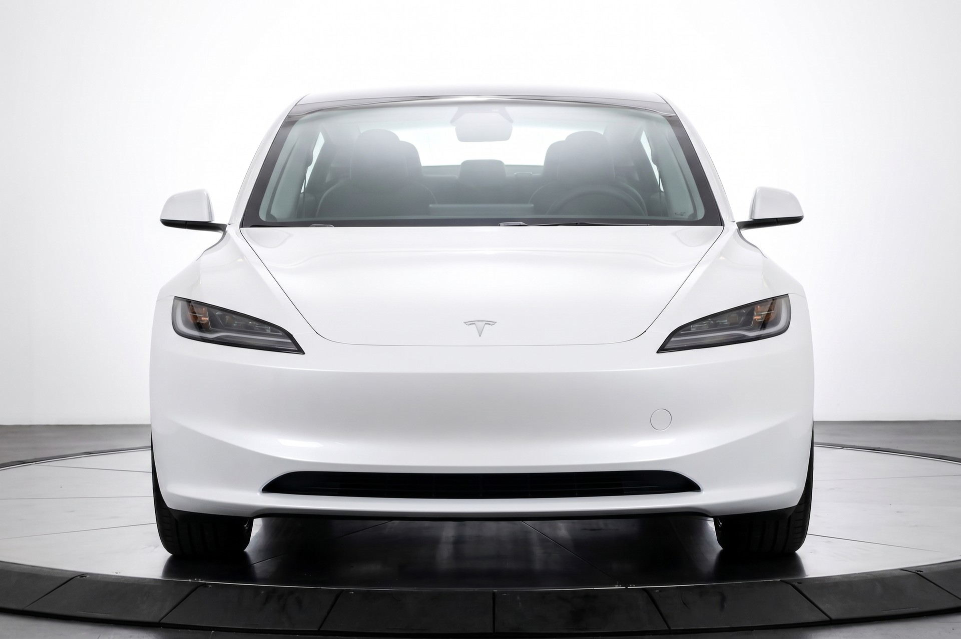 TESLA Model 3 Long Range Dual Motor AWD-showroom-element-1