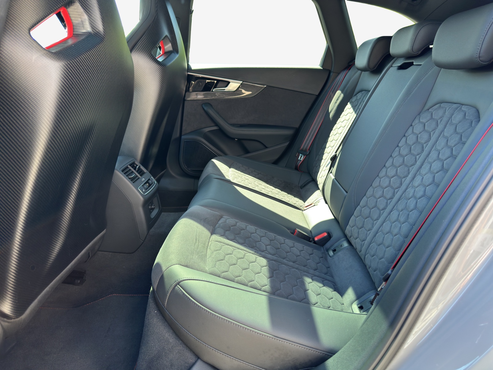 AUDI RS4 Avant quattro tiptronic-image-11