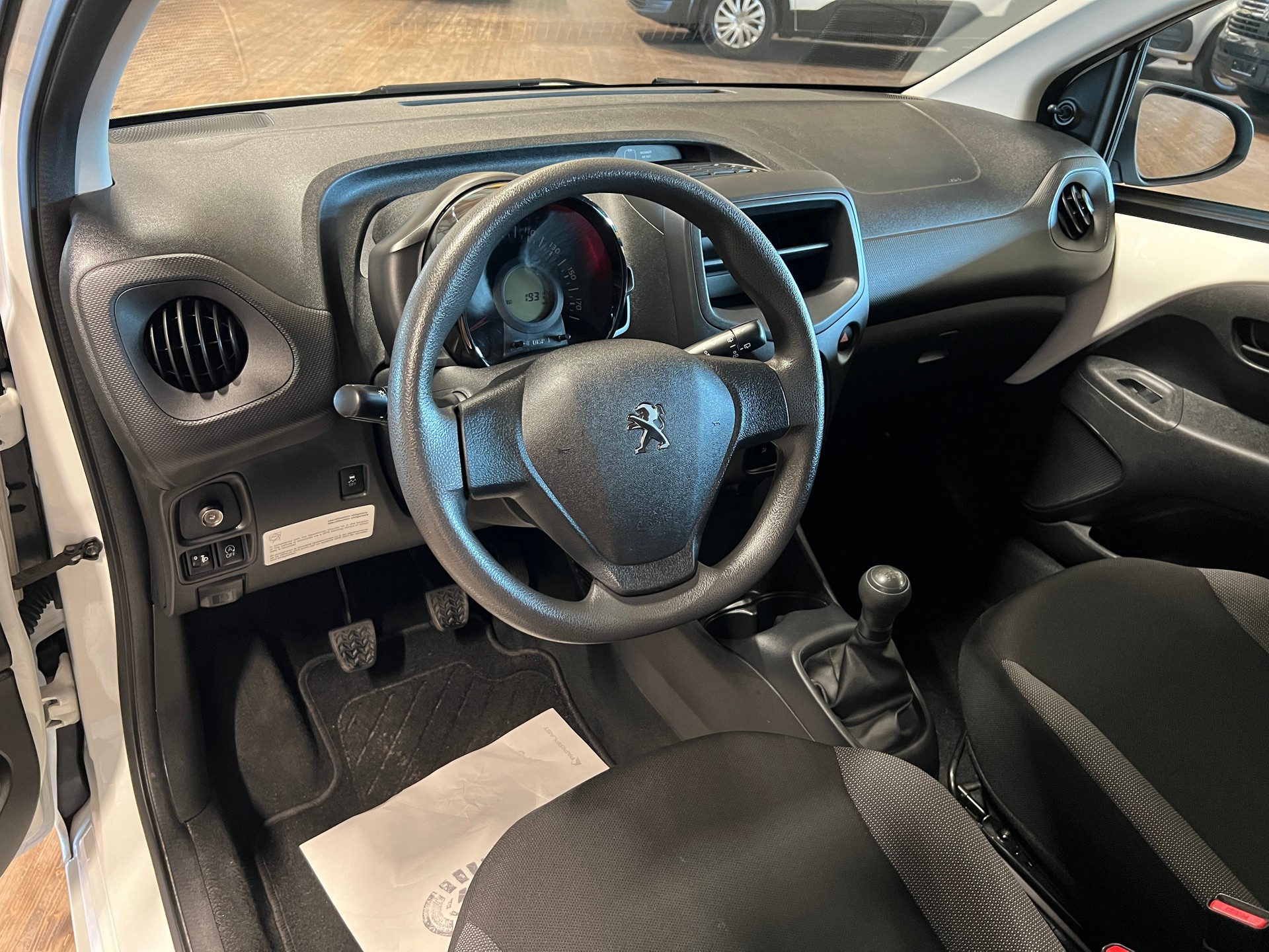 PEUGEOT 108 1.0 VTi Like-image-9