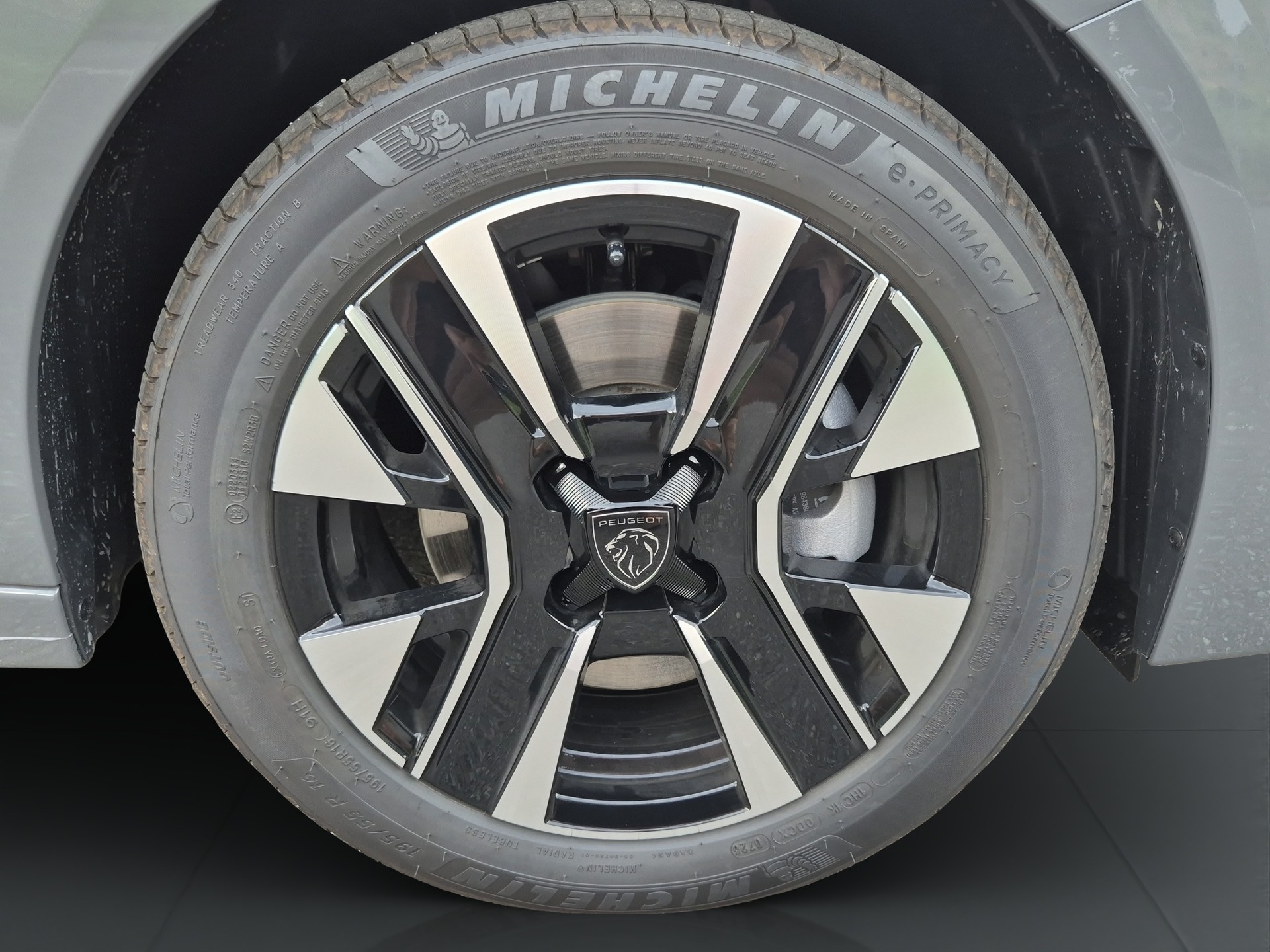 PEUGEOT 208 1.2 Hybrid Allure-image-18