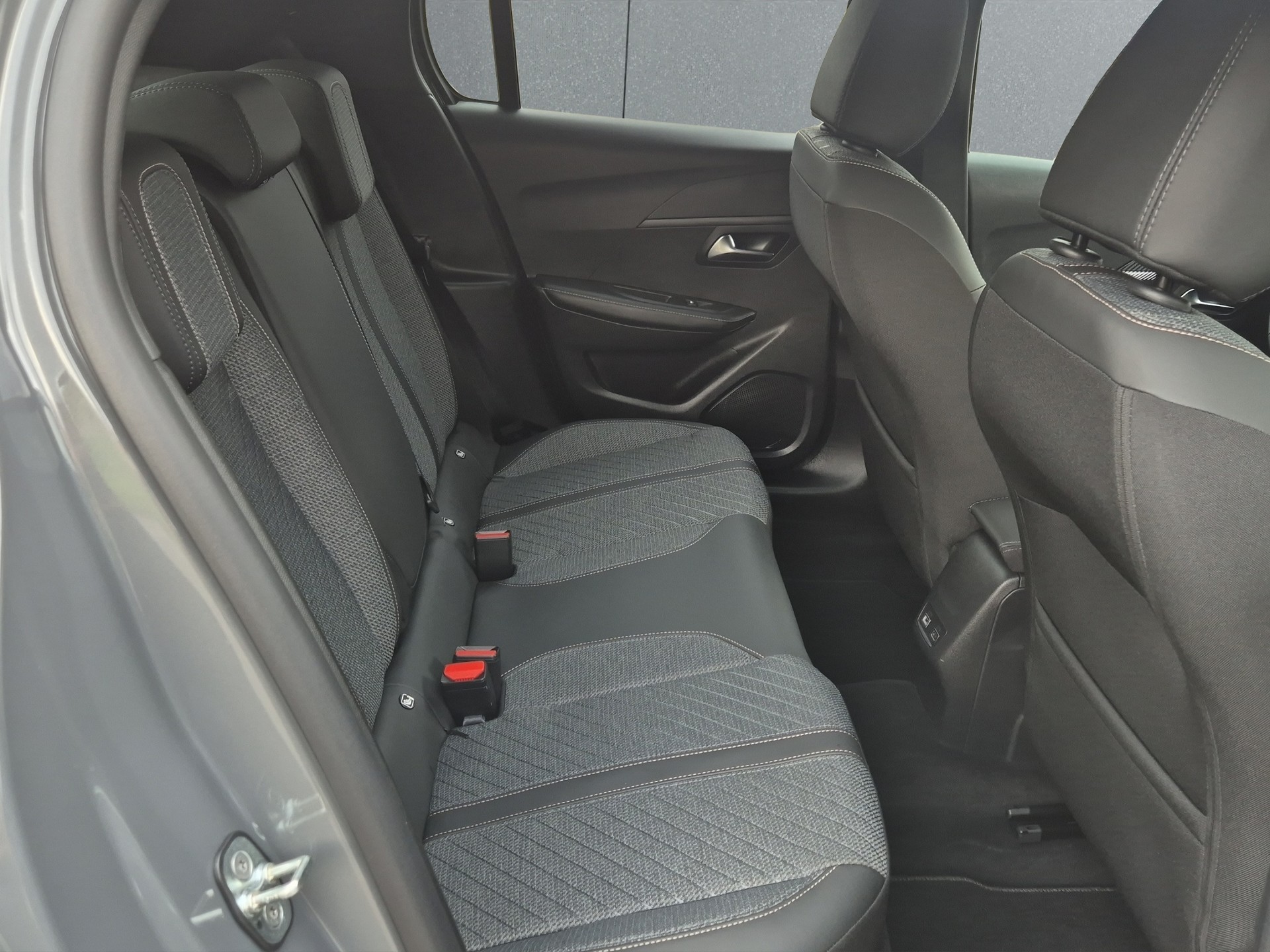 PEUGEOT 208 1.2 Hybrid Allure-image-16