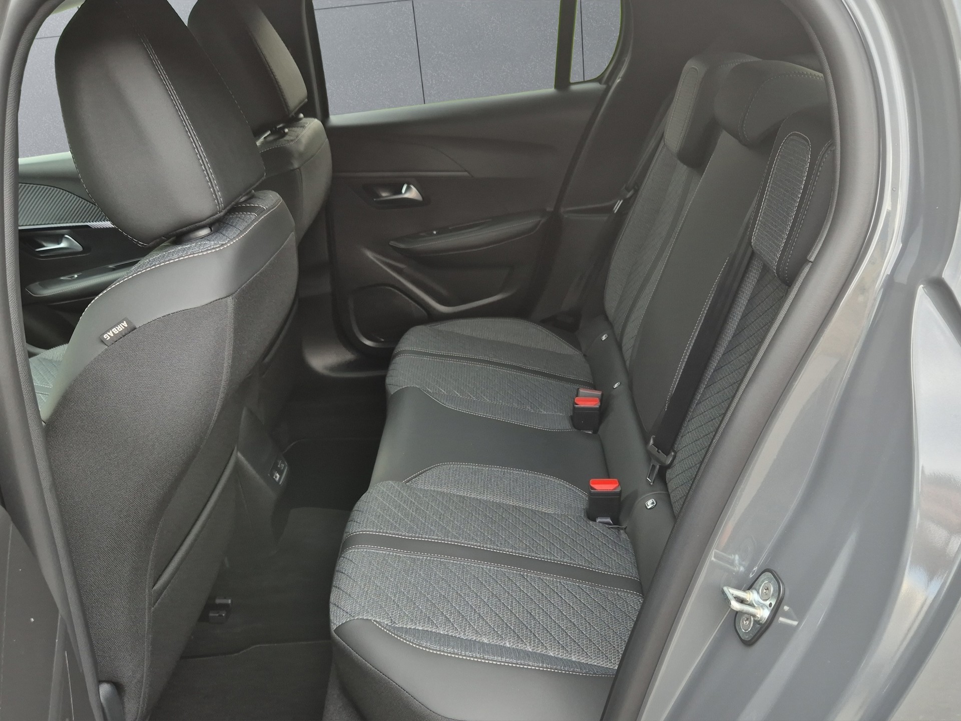 PEUGEOT 208 1.2 Hybrid Allure-image-11