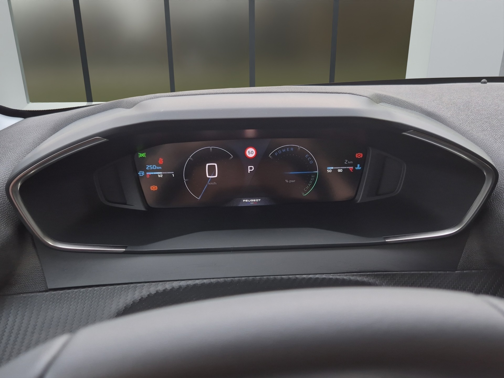 PEUGEOT 208 1.2 Hybrid Allure-image-10