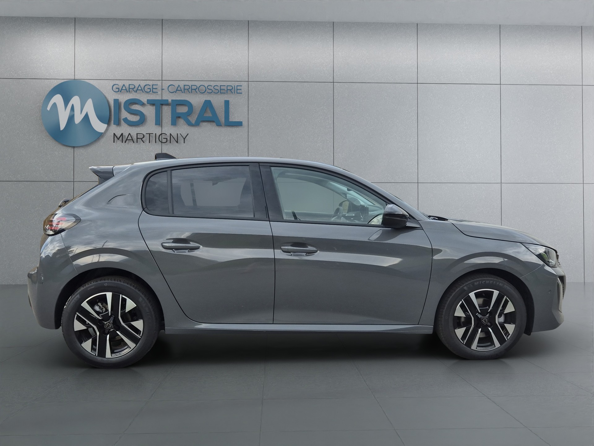 PEUGEOT 208 1.2 Hybrid Allure-image-5