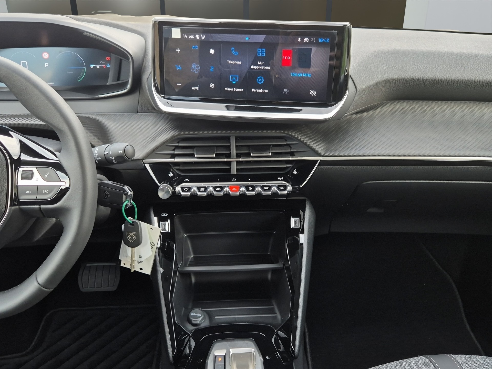 PEUGEOT 208 1.2 Hybrid Allure-image-13