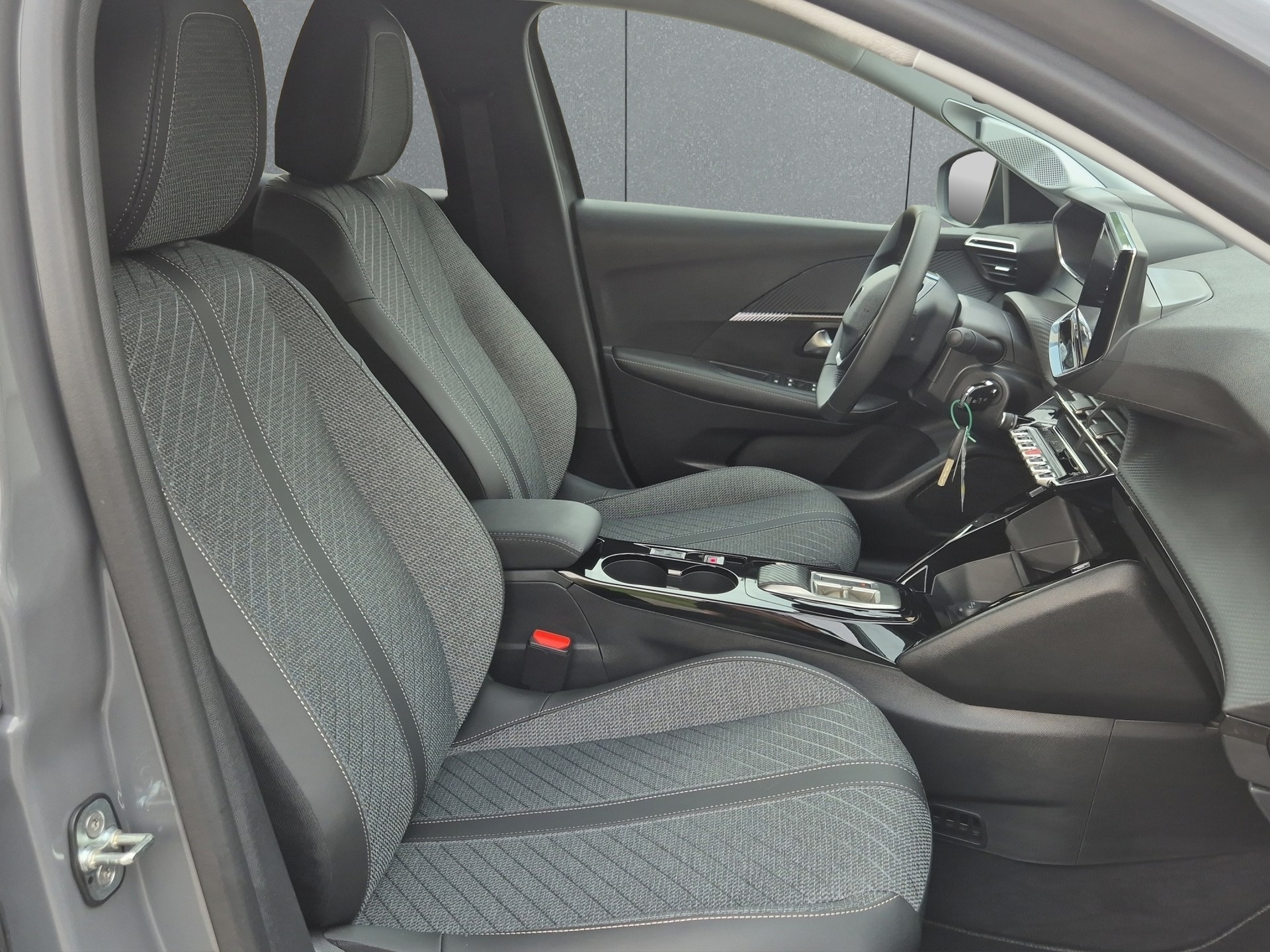 PEUGEOT 208 1.2 Hybrid Allure-image-15