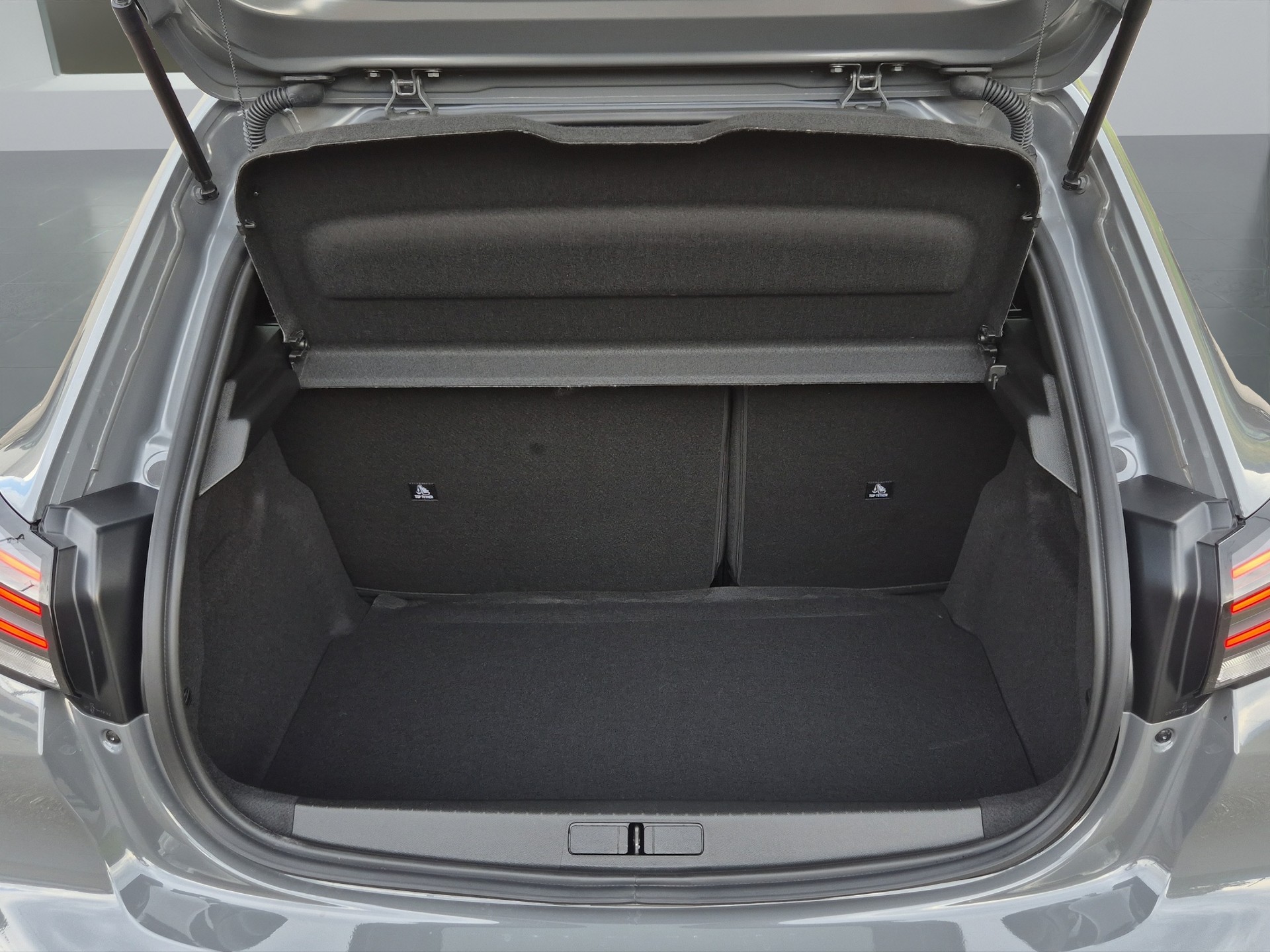 PEUGEOT 208 1.2 Hybrid Allure-image-17