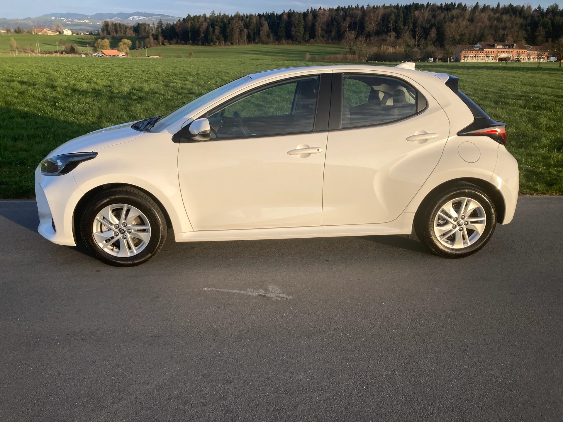 TOYOTA Yaris 1.5 Comfort e-CVT-image-5
