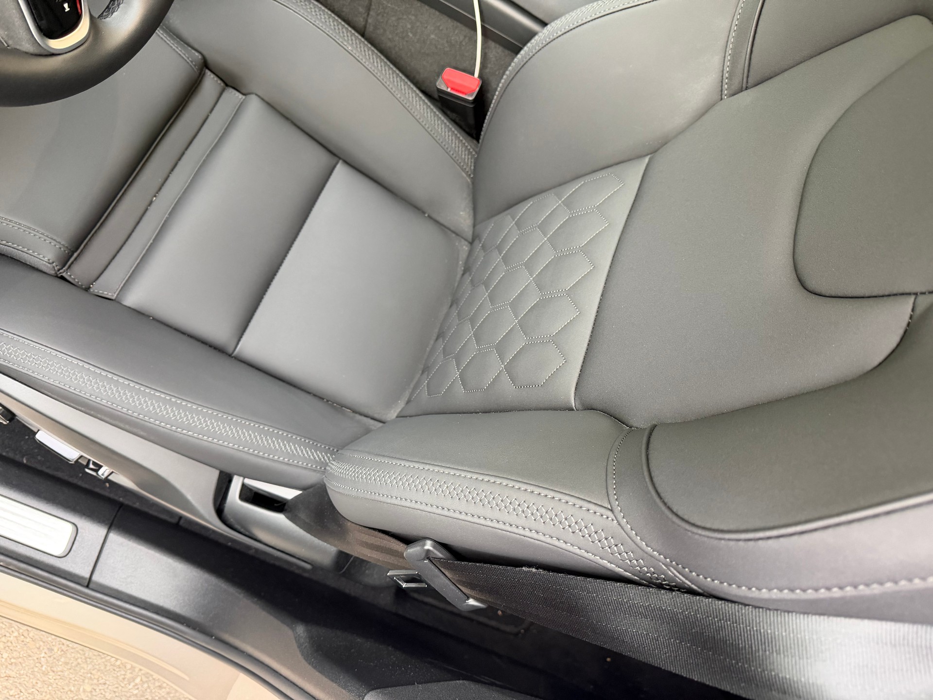 VOLVO Volvo XC60 T6 eAWD PluginHybrid Plus Dark Geartronic-image-5