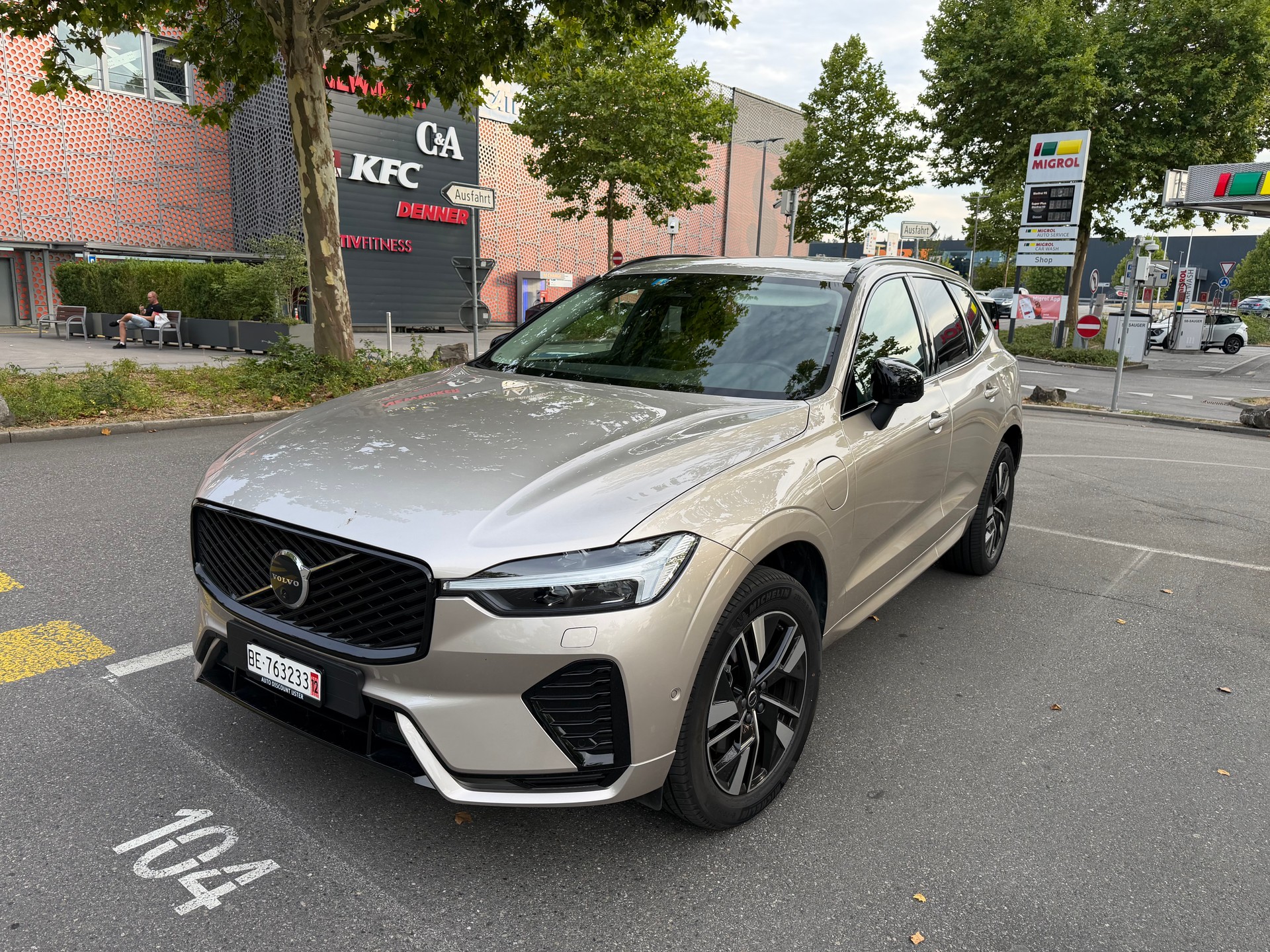 VOLVO Volvo XC60 T6 eAWD PluginHybrid Plus Dark Geartronic-image-1