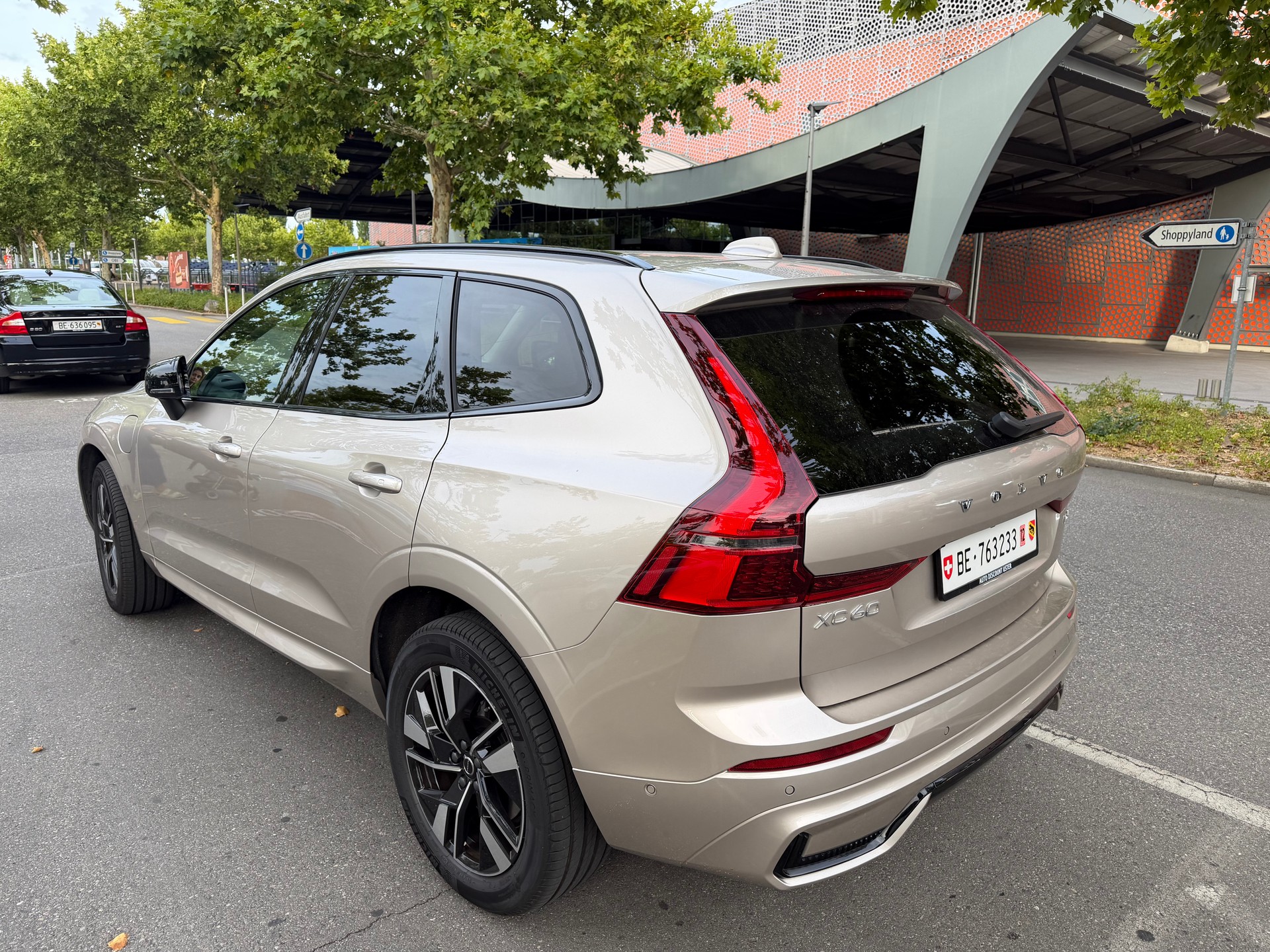 VOLVO Volvo XC60 T6 eAWD PluginHybrid Plus Dark Geartronic-image-2