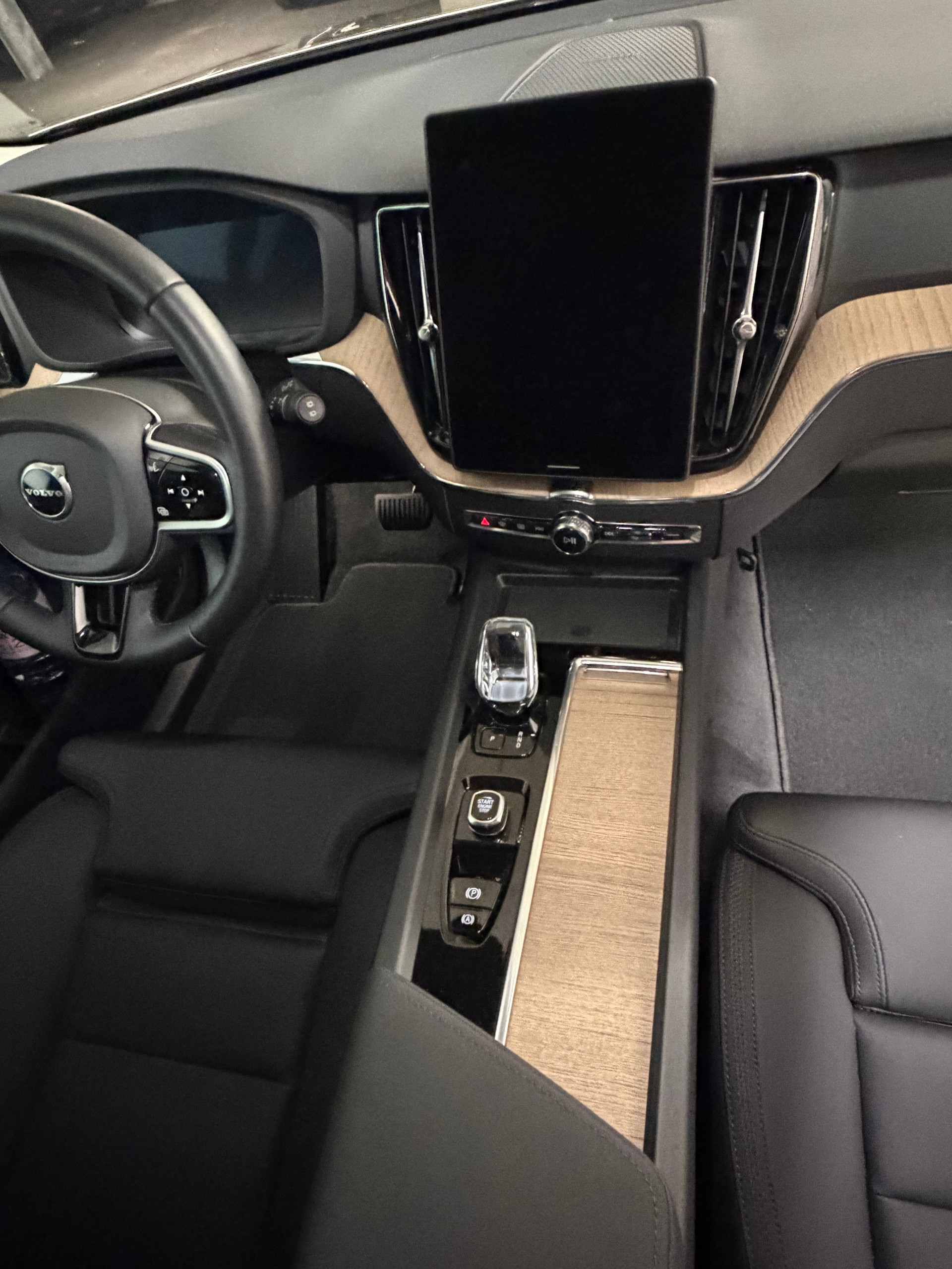VOLVO Volvo XC60 T6 eAWD PluginHybrid Plus Dark Geartronic-image-3