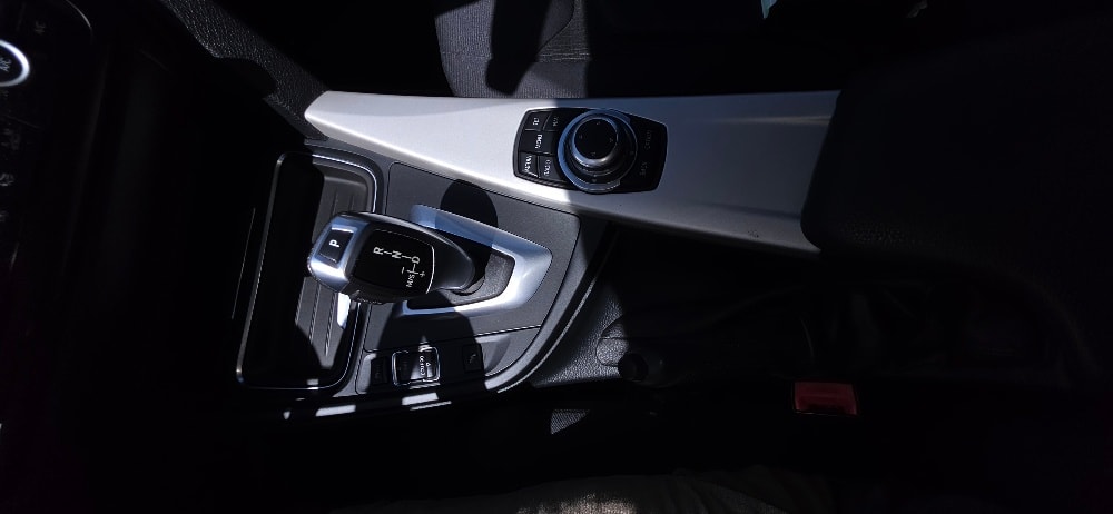 BMW 320i Touring Luxury Line-image-21