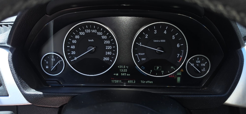 BMW 320i Touring Luxury Line-image-22