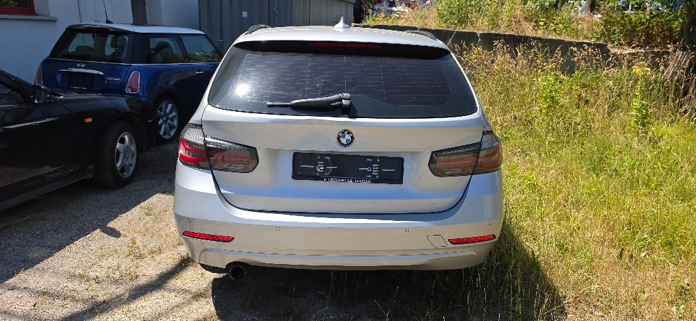 BMW 320i Touring Luxury Line-image-4