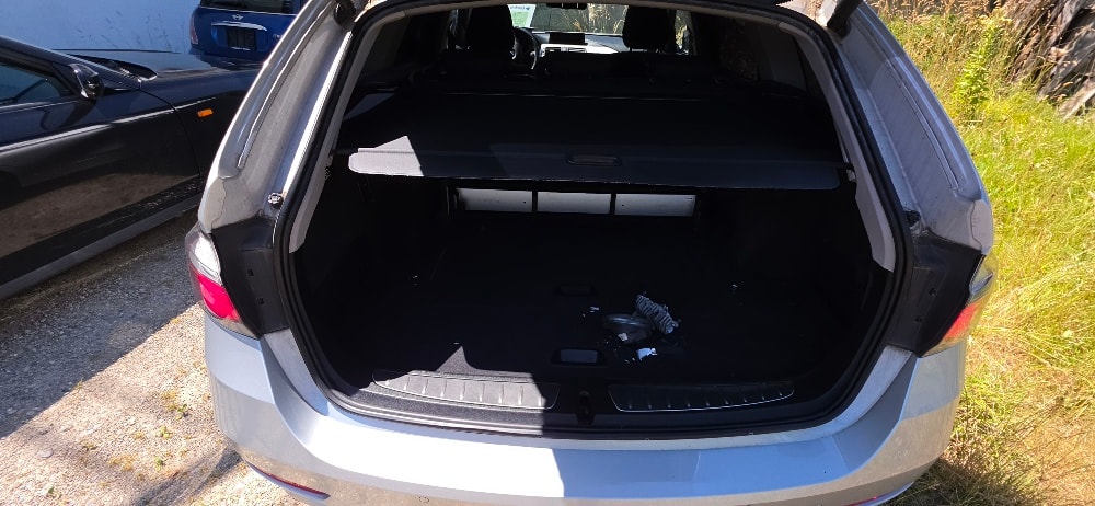BMW 320i Touring Luxury Line-image-11