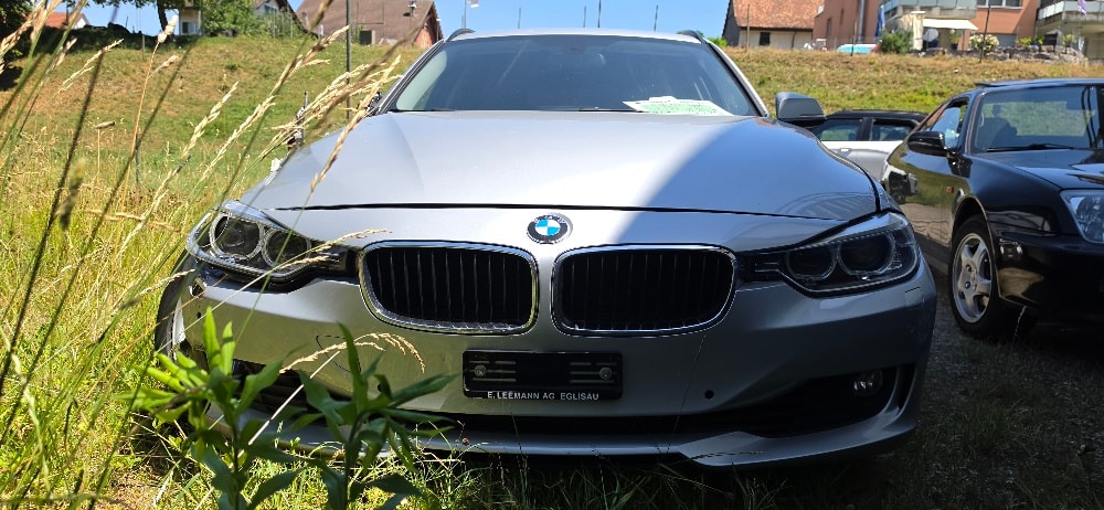 BMW 320i Touring Luxury Line-image-1
