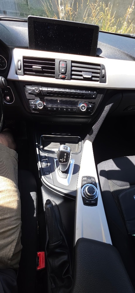 BMW 320i Touring Luxury Line-image-19