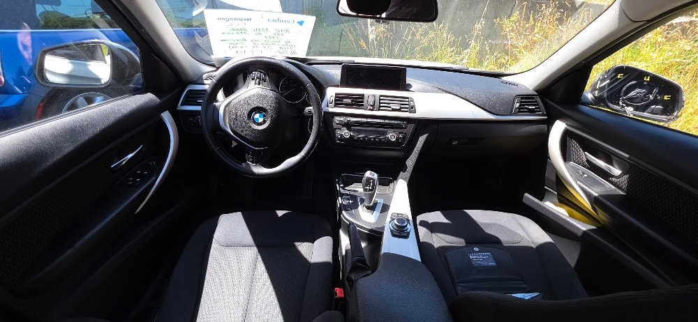 BMW 320i Touring Luxury Line-image-14